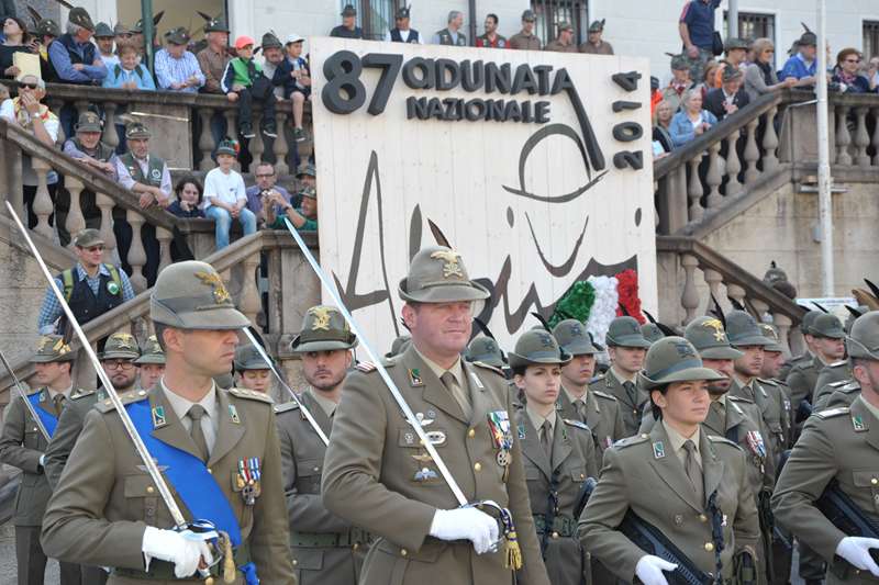 Alzabandiera alla 87a Adunata nazionale degli Alpini a Pordenone 33 800